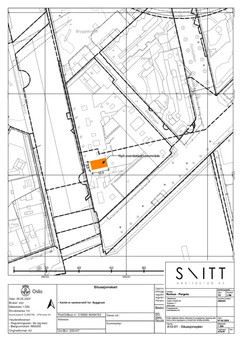 Nytt overdekket uteområde med plass til utendørsaktiviteter og sitteplasser, omgitt av eksisterende struktur og grøntarealer, for å forbedre utendørsopplevelsen.