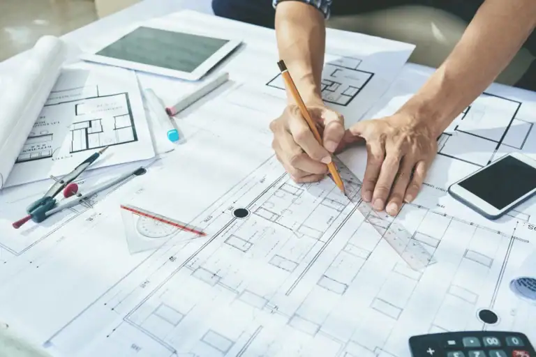 Detaljerte arkitekttegninger og skisser for boligprosjekter som viser planlegging og utforming.